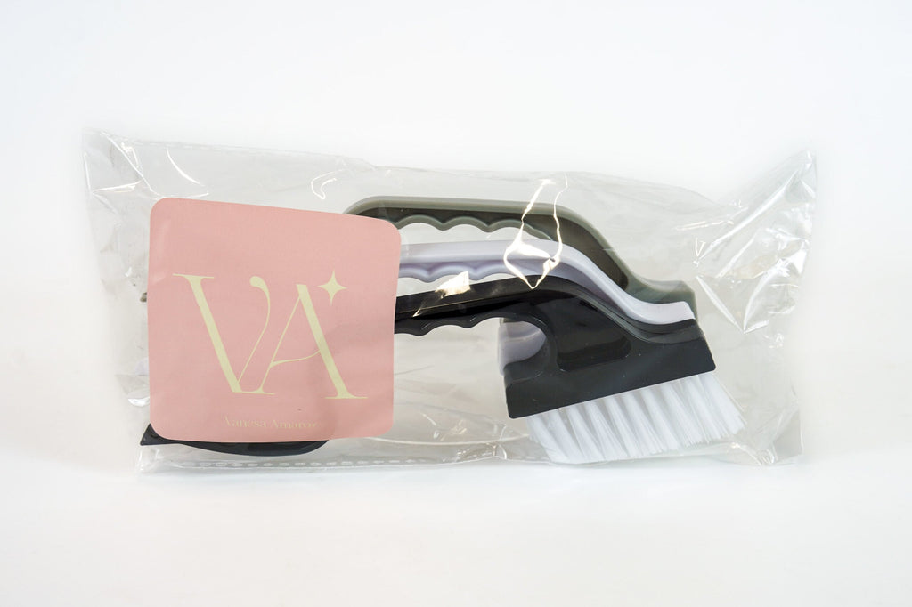 Groove brushes in packaging